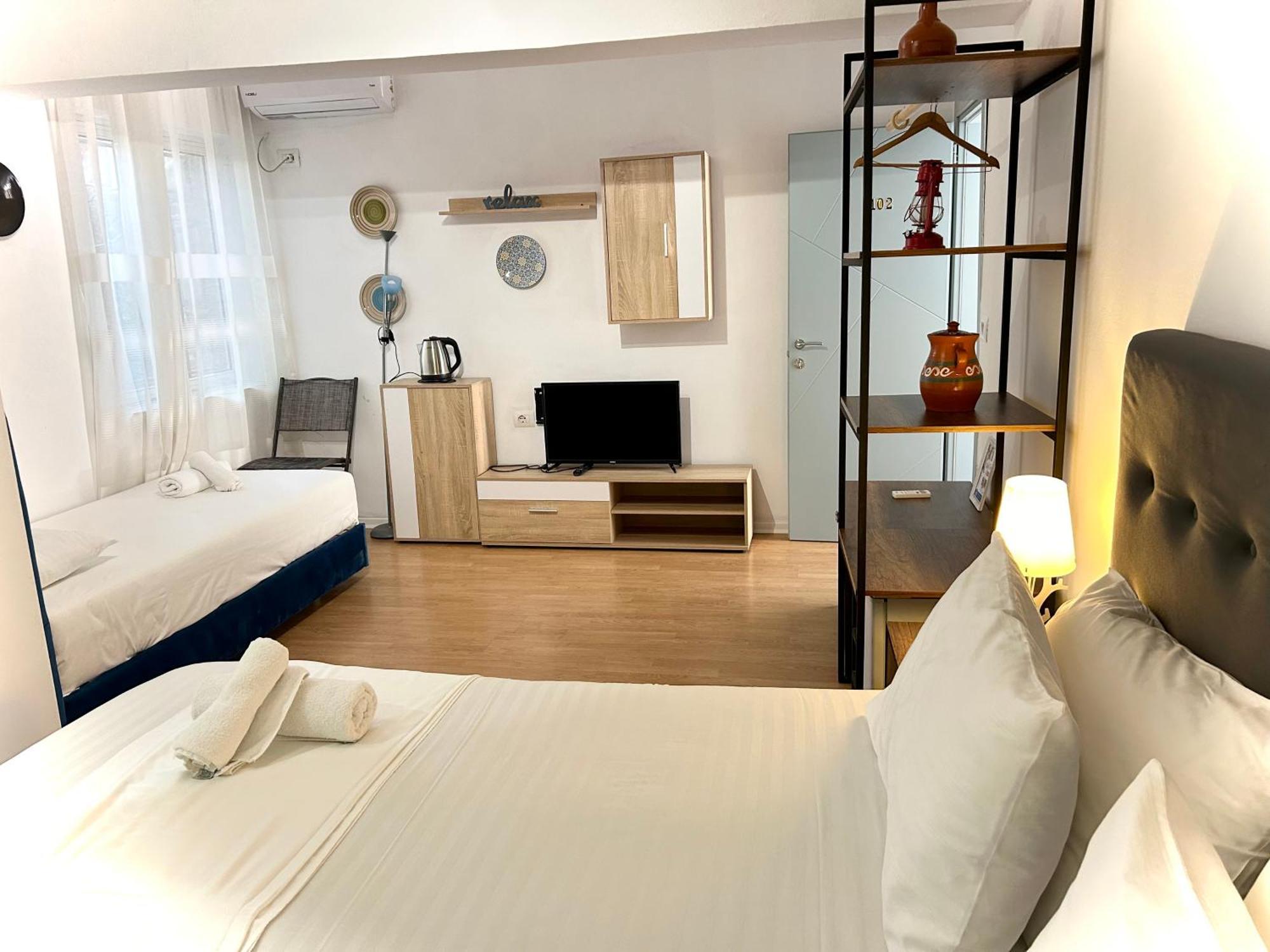 Budget Retreat Tirana & Studios Экстерьер фото