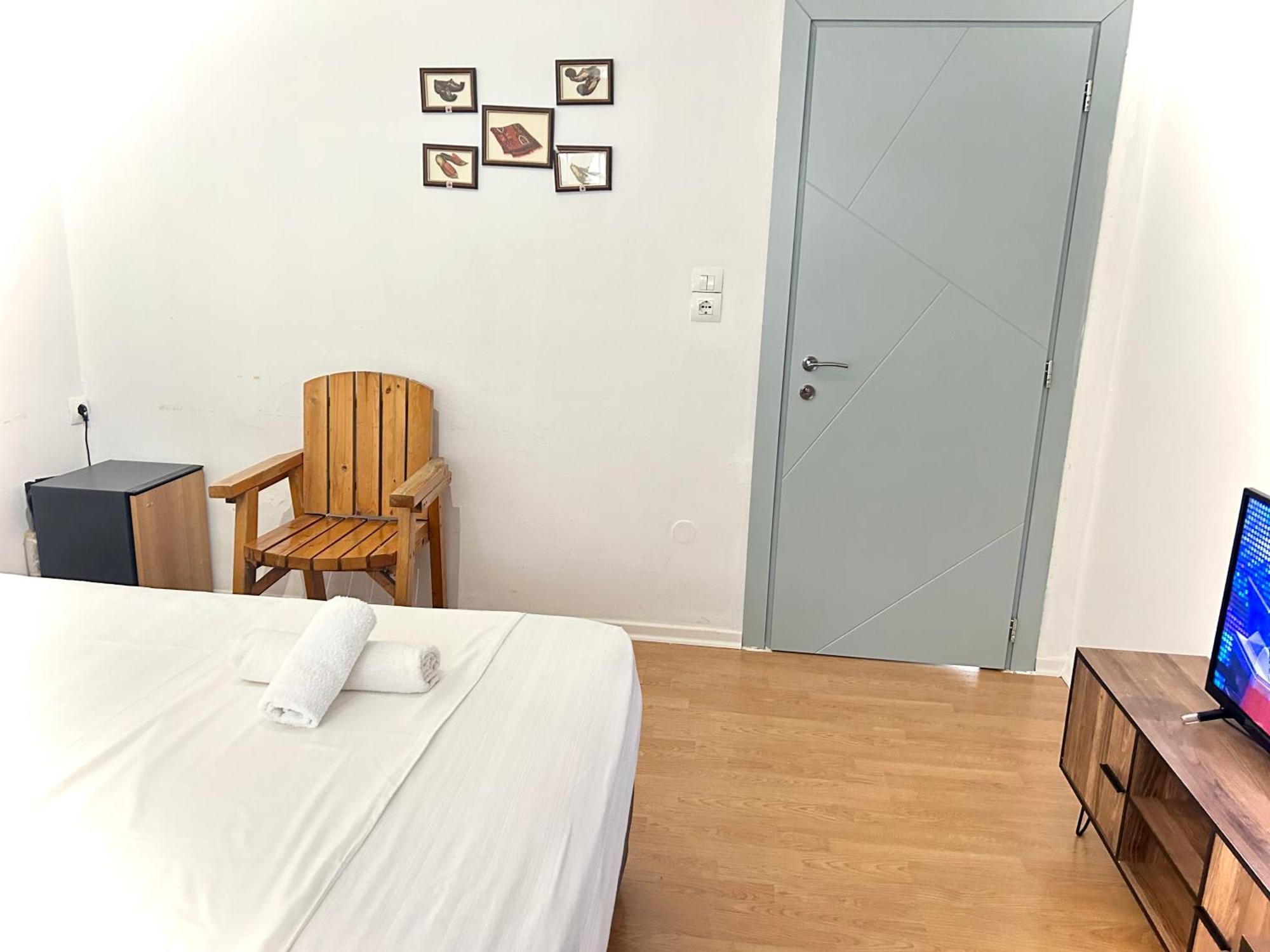 Budget Retreat Tirana & Studios Экстерьер фото