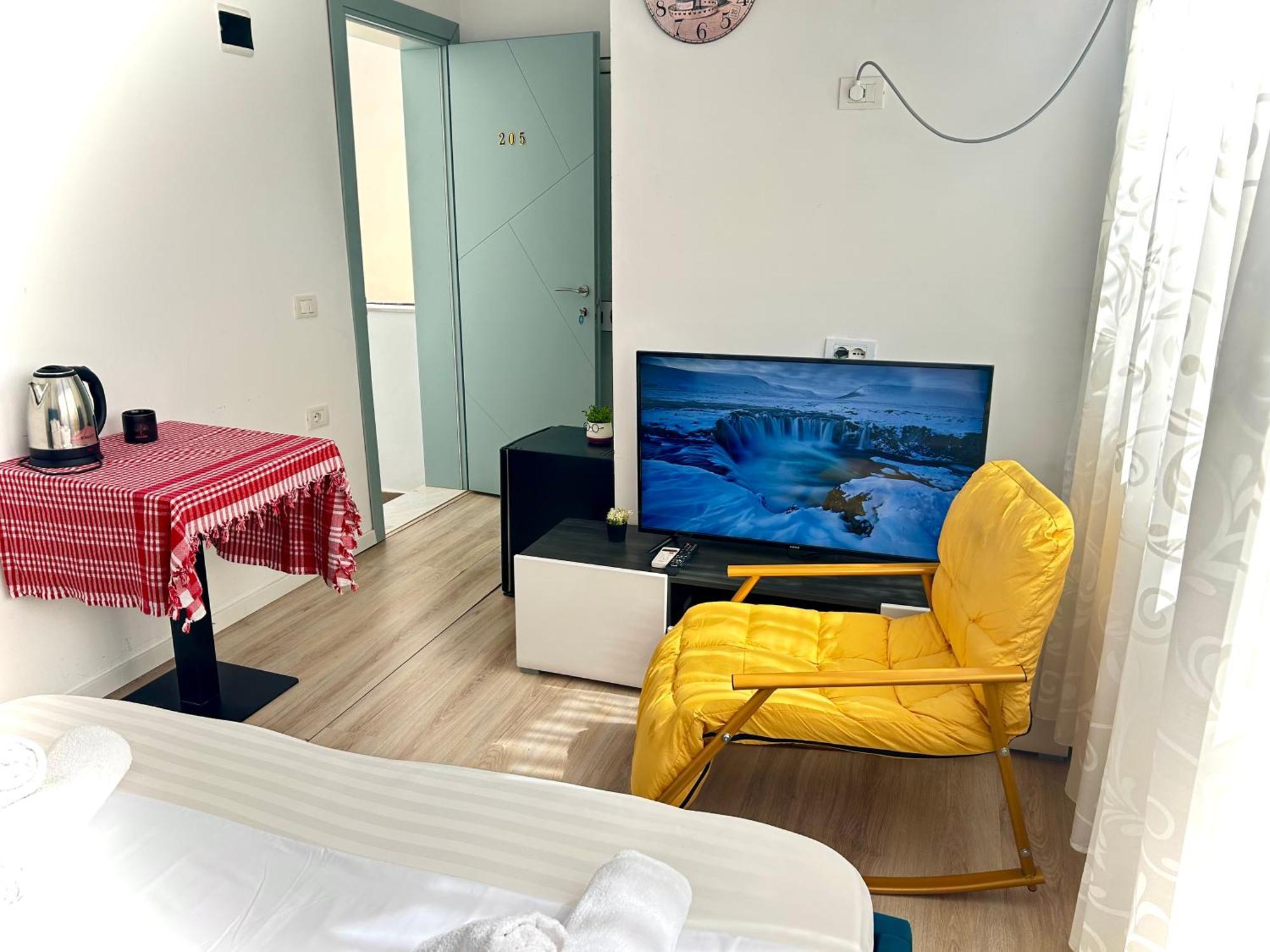 Budget Retreat Tirana & Studios Экстерьер фото